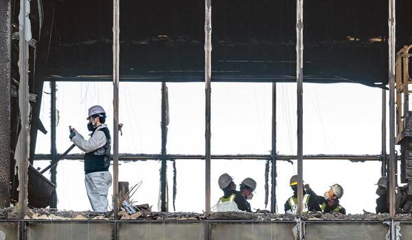 16일 부산 기장군 ‘반얀트리 해운대 부산’ 공사 현장에서 화재 원인 규명을 위한 합동감식이 진행되고 있다.  이원준 기자