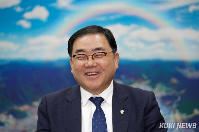 허성무 더불어민주당 의원이 13일 쿠키뉴스와 인터뷰에서 제조업 중요성에 대해 설명하고 있다. 유희태 기자