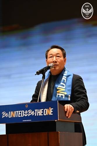 16일 인천 연수구 IGC 글로벌캠퍼스에서 열린 ‘2025시즌 인천유나이티드 출정식’에서 유정복 인천시장(구단주)이 축사를 하고 있다. 인천유나이티드 제공