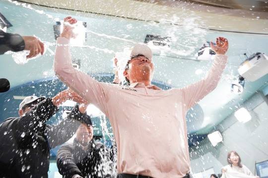 지난 15일(토) 대전 골프존조이마루에서 열린 ‘2025 신한투자증권 GTOUR’ 2차 대회 우승자 김민수가 우승 확정 후 동료 선수들에게 물세례 축하를 받고 있다.