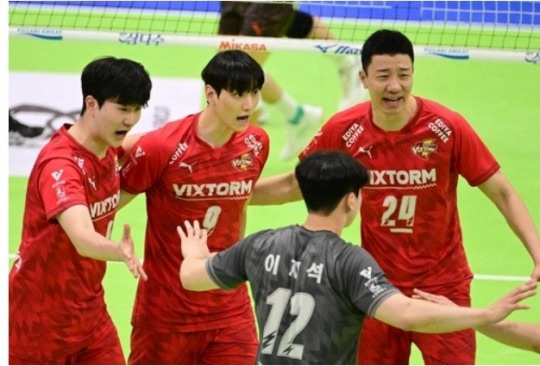 득점 후 기뻐하는 한국전력 선수들