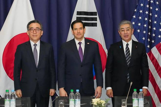 한자리 모인 한미일 외교장관. 사진 왼쪽부터 조태열 외교부 장관, 마코 루비오 미 국무장관, 이와야 다케시 일본 외무상. / 사진=외교부 제공