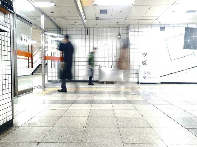 할머니의 눈높이에서 본 모습. 6시간 동안 사람들은 기자를 ‘투명 인간’ 취급했다 / 사진 = 김경태 인턴기자