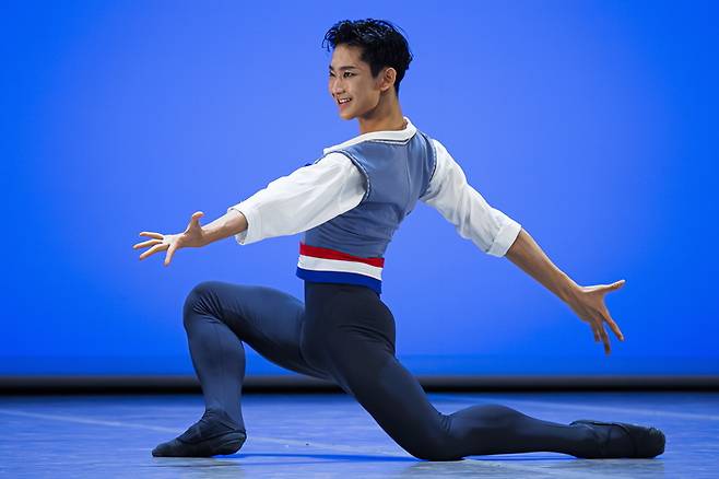 지난 8일(현지시간) 열린 53회 로잔 발레 콩쿠르(the Prix de Lausanne)에서 박윤재 발레리노(16)가 춤을 추고 있다. [사진 출처=연합뉴스]