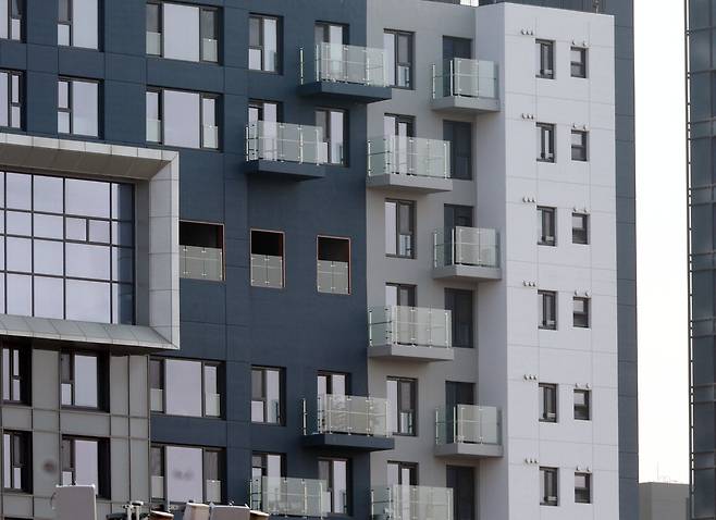 서울 서초구의 한 고급아파트에 설치된 돌출형 발코니.  이승환 기자