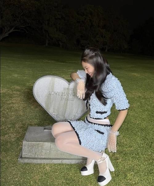 블랙핑크 제니가 파격적인 콘셉트로 시선을 사로잡았다. 사진=제니 SNS