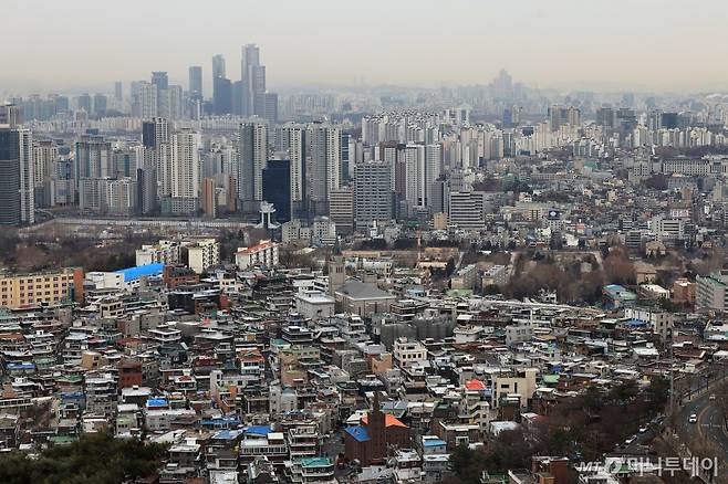 (서울=뉴스1) 박정호 기자 = 지날달 전국 집값이 하락으로 돌아선 것으로 발표된 15일 서울 남산에서 주택 및 아파트 단지가 보이고 있다.   한국부동산원이 이날 발표한 2024년 12월 전국주택가격동향 조사결과에 따르면 전국 주택 매매가격 지수는 전월(11월) 대비 0.07% 하락했다.  이 기간 서울은 0.20%에서 0.08%로 상승폭이 줄었으며 수도권은 0.11% 상승에서 보합(0.00%)으로 전환됐고, 지방은 -0.09%에서 -0.14%로 하락폭이 커졌다. 2025.1.16/뉴스1  Copyright (C) 뉴스1. All rights reserved. 무단 전재 및 재배포,  AI학습 이용 금지. /사진=(서울=뉴스1) 박정호 기자