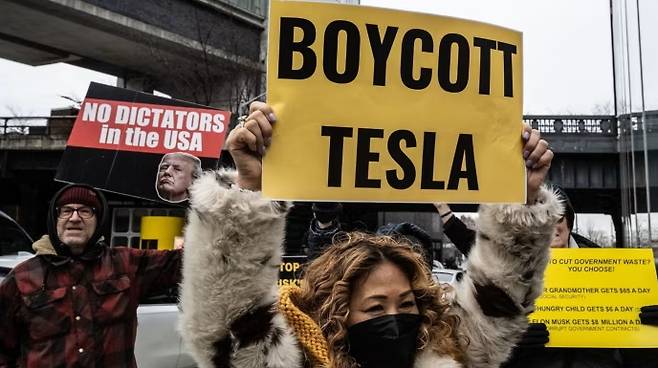 15일(현지시간) 미국 뉴욕의 한 테슬라 매장 밖에서 트럼프 2기 행정부 내 일론 머스크 CEO의 행보를 반대하는 '테슬라 보이콧' 시위가 열렸다. /사진=블룸버그