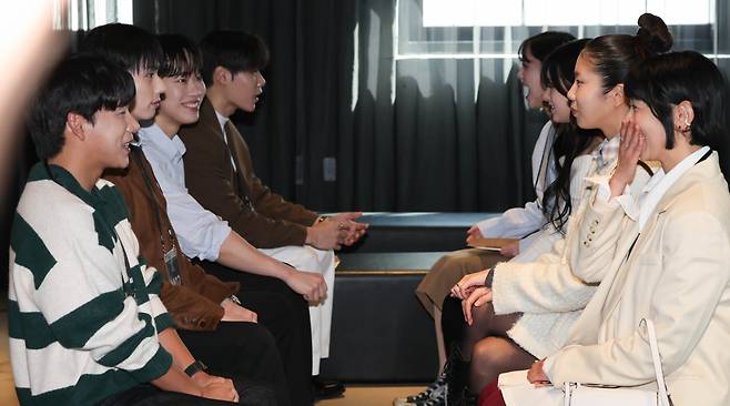 지난 14일 서울 용산구 한화손해보험 한남사옥에서 열린 서울시 ‘설렘, 아트 나잇’ 미혼남녀 만남 사전 행사에서 참가 인플루언서들이 눈맞춤 퍼포먼스 시연을 하고 있다./사진=뉴스1