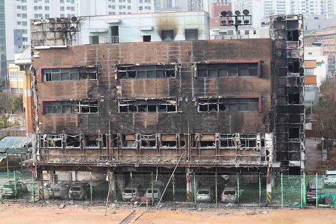 16일 오전 서울 성동구 무학여자고등학교 별관 급식실 건물이 전날 발생한 화재로 인해 검게 그을려 있다. /사진=뉴시스.