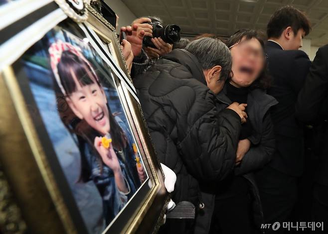 (대전=뉴스1) 김기태 기자 = 14일 오전 대전 서구 건양대병원 장례식장에서 김하늘양의 발인식이 엄수되고 있다. (공동취재) 2025.2.14/뉴스1  Copyright (C) 뉴스1. All rights reserved. 무단 전재 및 재배포,  AI학습 이용 금지. /사진=(대전=뉴스1) 김기태 기자