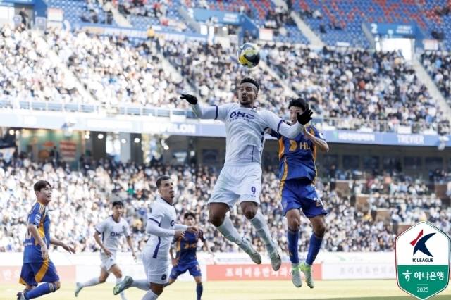 16일 울산 문수축구경기장에서 열린 '하나은행 K리그1 2025' 1라운드 울산 HD와 FC안양의 경기./프로축구연맹