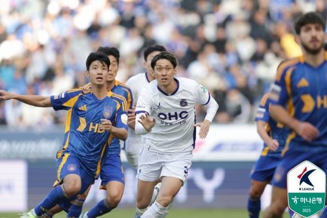 16일 울산 문수축구경기장에서 열린 '하나은행 K리그1 2025' 1라운드 울산 HD와 FC안양의 경기./프로축구연맹