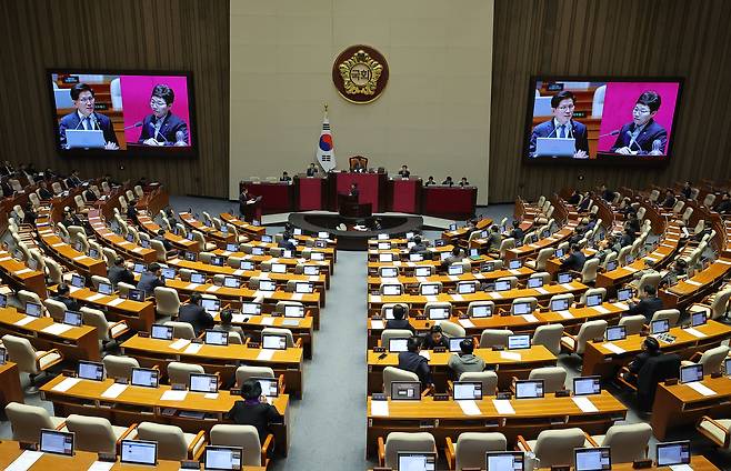 김문수 고용노동부 장관이 14일 국회에서 열린 본회의 교육·사회·문화 분야 현안 관련 대정부질문에서 임이자 국민의힘 의원 질의에 답변하고 있다. [연합]