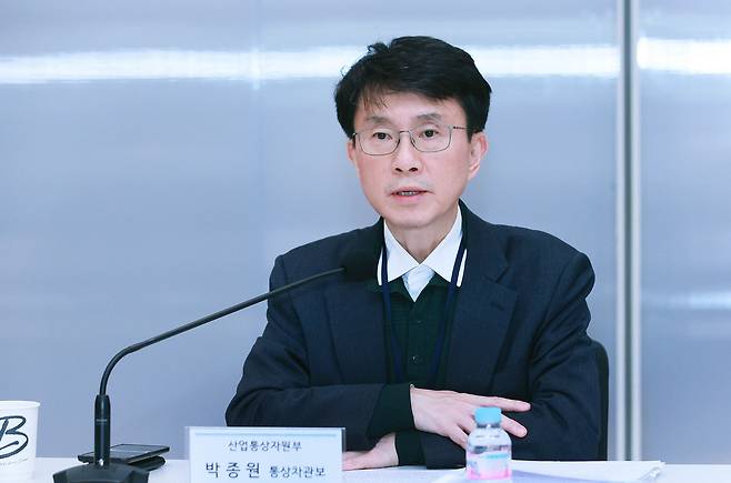 박종원 산업통상자원부 통상차관보가 14일 서울 섬유센터에서 열린  미국의 상호관세 조치 대응을 위한 업종별 협·단체 회의에서 모두발언을 하고 있다.［산업통상자원부 제공］