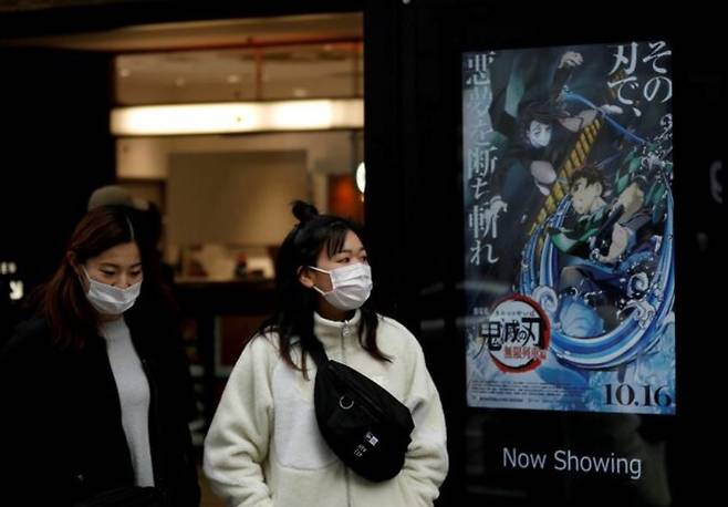 일본 도쿄 시내 한 영화관에서 일본 애니메이션 포스터가 걸려있다. 기사와 직접적인 관련 없음.  [로이터]