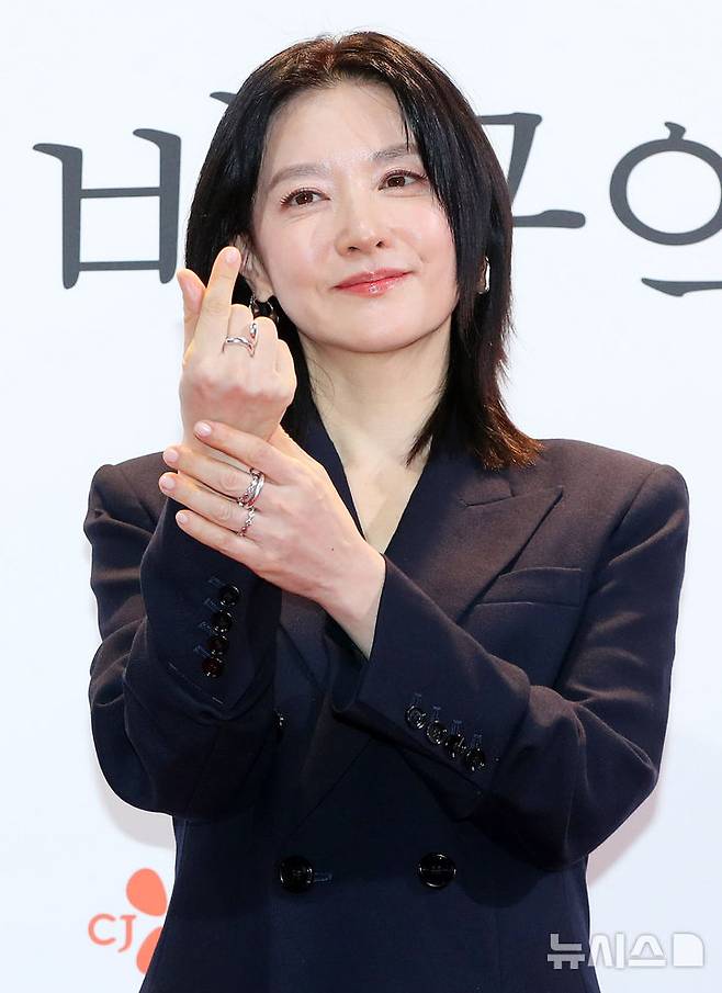 [서울=뉴시스] 김혜진 기자 = 배우 이영애가 4일 오후 서울 용산구 CGV 용산아이파크몰에서 열린 영화 '공동경비구역 JSA' GV행사에서 포즈를 취하고 있다. 2025.02.04. jini@newsis.com