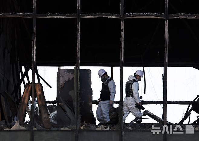 [부산=뉴시스] 하경민 기자 = 부산경찰청, 부산소방재난본부, 국립과학수사연구원, 국립재난안전원 등이 16일 부산 기장군 반얀트리 해운대 부산 리조트 신축 공사장 화재현장에서 화재원인을 밝히기 위한 합동감식을 벌이고 있다. 이 곳에서는 지난 14일 오전 10시51분께 불이 나 작업자 6명이 사망하고, 1명이 경상을 입었다. 2025.02.16. yulnetphoto@newsis.com