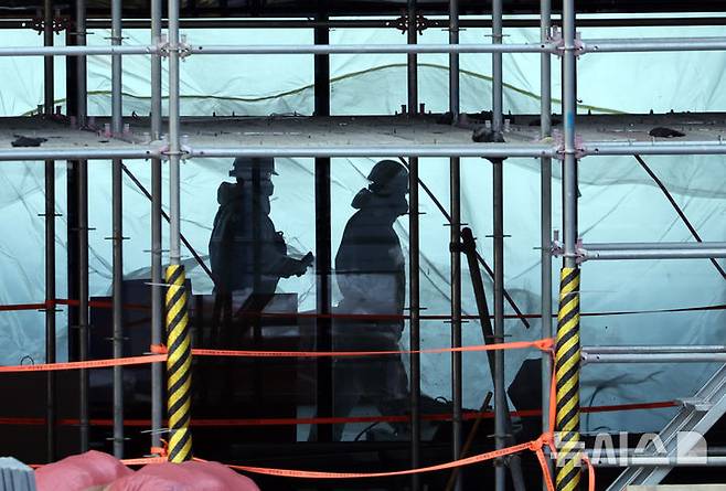 [부산=뉴시스] 하경민 기자 = 부산경찰청, 부산소방재난본부, 국립과학수사연구원, 국립재난안전원 등이 16일 부산 기장군 반얀트리 해운대 부산 리조트 신축 공사장 화재현장에서 화재원인을 밝히기 위한 합동감식을 벌이고 있다. 이 곳에서는 지난 14일 오전 10시51분께 불이 나 작업자 6명이 사망하고, 1명이 경상을 입었다. 2025.02.16. yulnetphoto@newsis.com