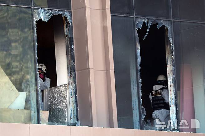 [부산=뉴시스] 하경민 기자 = 부산경찰청, 부산소방재난본부, 국립과학수사연구원, 국립재난안전원 등이 16일 부산 기장군 반얀트리 해운대 부산 리조트 신축 공사장 화재현장에서 화재원인을 밝히기 위한 합동감식을 벌이고 있다. 이 곳에서는 지난 14일 오전 10시51분께 불이 나 작업자 6명이 사망하고, 1명이 경상을 입었다. 2025.02.16. yulnetphoto@newsis.com