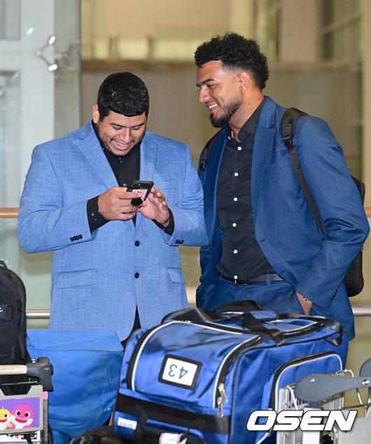 [OSEN=인천공항, 김성락 기자] 4일 오후 미국 괌에서 1차 스프링캠프를 마친 삼성 라이온즈 선수단이 인천국제공항을 통해 입국했다. 1차 스프링캠프 훈련을 마친 삼성 라이온즈는 5일 오전 2차 캠프지인 일본 오키나와로 출국할 예정이다. 삼성 후라도, 레예스가 이야기를 나누고 있다. 2025.02.04 / ksl0919@osen.co.kr