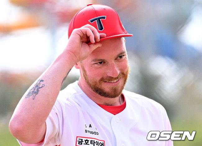 [OSEN=어바인(미국), 이대선 기자] 12일(한국시간) 미국 캘리포니아주 어바인 그레이트파크 베이스볼 컴플렉스에서 KIA 타이거즈의 1차 스프링캠프가 진행됐다.KIA 선수단은 오는 18일 미국에서 출발해 19일 인천으로 입국한 뒤 20일에 일본 오키나와로 건너가 21일부터 3월 4일까지 킨 구장에서 본격적인 실전을 치른다.KIA 아담 올러가 불펜 피칭을 마치고 미소짓고 있다. 2025.02.12 / sunday@osen.co.kr