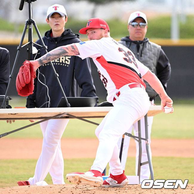 [OSEN=어바인(미국), 이대선 기자] 12일(한국시간) 미국 캘리포니아주 어바인 그레이트파크 베이스볼 컴플렉스에서 KIA 타이거즈의 1차 스프링캠프가 진행됐다.KIA 선수단은 오는 18일 미국에서 출발해 19일 인천으로 입국한 뒤 20일에 일본 오키나와로 건너가 21일부터 3월 4일까지 킨 구장에서 본격적인 실전을 치른다.KIA 아담 올러가 불펜 피칭을 하고 있다. 2025.02.12 / sunday@osen.co.kr