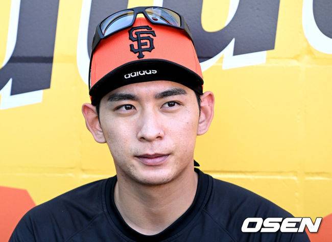 [OSEN=애리조나(미국), 이대선 기자] 16일(한국시간) 미국 애리조나주 스코츠데일 스타디움에서 2025 메이저리그 샌프란시스코 자이언츠의 스프링캠프가 진행됐다.샌프란시스코는 오는 23일 텍사스 레인저스와의 시범경기를 시작으로 2025시즌 준비에 돌입한다. 8개월 가량 재활을 마친 이정후는 이제 메이저리그 데뷔 2년차 시즌을 준비한다. 훈련을 마친 샌프란시스코 자이언츠 이정후가 인터뷰를 하고 있다. 2025.02.15 / sunday@osen.co.kr