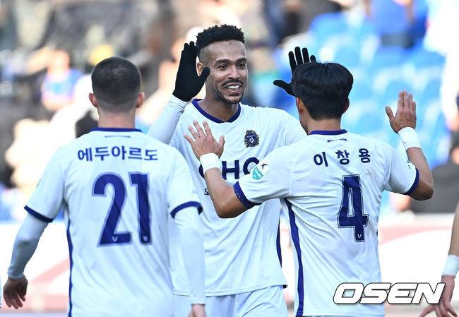 [OSEN=울산, 이석우 기자] 16일 울산 문수축구경기장에서 하나은행 K리그1 2025 울산 HD와 FC 안양의 경기가 열렸다.  디펜딩 챔피언 울산 HD와 무려 11년 만에 K리그1 무대로 진출한 FC 안양이 드디어 맞붙는다! 챔피언의 자존심과 승격팀의 패기, 과연 이 대결의 승자는 누가 될 것인지 궁금하다.FC안양 모따가 후반 추가시간에 골을 넣고 승리한 후 기쁨을 나누고 있다. 2025.02.16 / foto0307@osen.co.kr