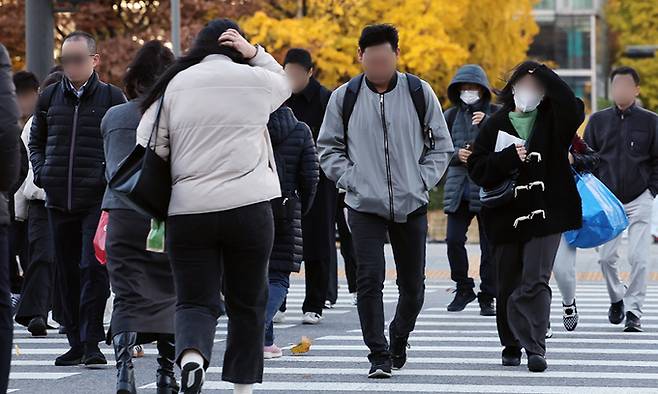 주말 아침 서울 세종대로 광화문사거리에서 두터운 옷차림을 한 시민들이 발걸음을 옮기고 있다. 뉴스1