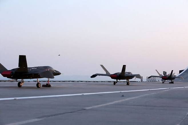 이란의 무인기들이&nbsp;드론 항모 샤히드 바게리함&nbsp;비행갑판에서 대기하고 있다. AFP 통신