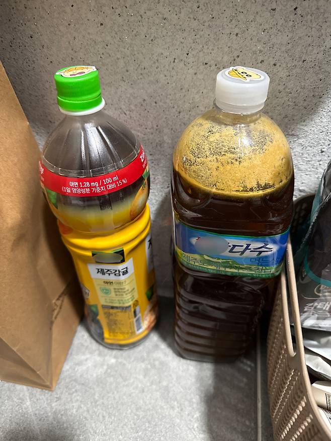 플라스틱 빈 병에 참기름, 간장 등을 넣어 실온에 보관 중인 모습. 세계일보 자료사진