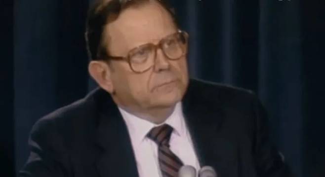 챌린저호 폭발 당시 미국 나사 마셜 우주비행 센터 소장으로 로켓 제작을 책임졌던 윌리엄 레이 루카스(1922∼2025). 그는 로켓 부품 결함이 사고 원인으로 밝혀지기 직전 사퇴했다. 방송 화면 캡처