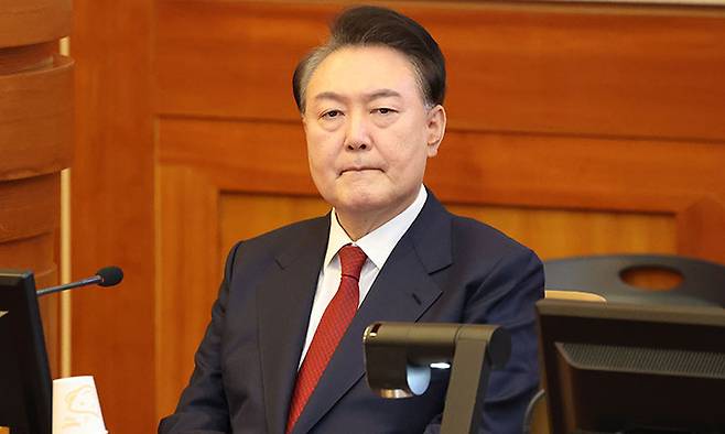 윤석열 대통령이 지난 13일 서울 종로구 헌법재판소에서 열린 탄핵심판 8차 변론에 출석해 있다. 사진공동취재단
