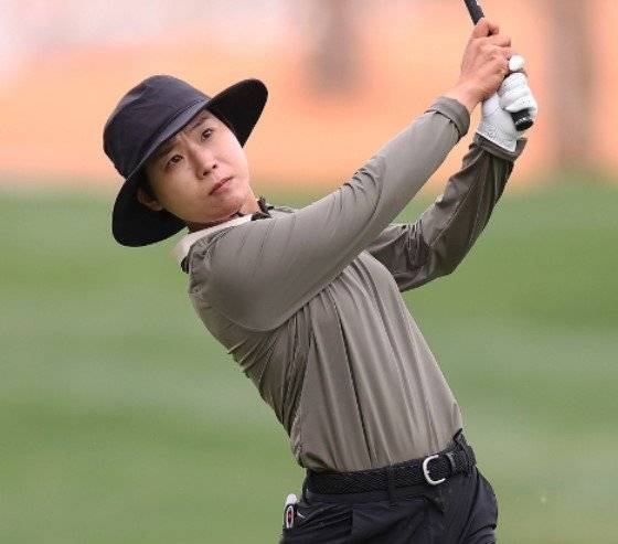 메인후원사를 잃어&nbsp;정면에 아무 로고도 없는 모자를 쓰고 대회에 나선 이소미. 사진제공 | ㅣLET