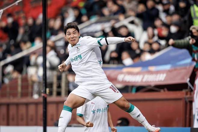 대전하나 주민규가 15일 포항스틸야드에서 열린 포항과 2025시즌 K리그1 공식 개막전에서 득점한 뒤 주먹을 불끈 쥐며 포효하고 있다. 사진제공｜한국프로축구연맹