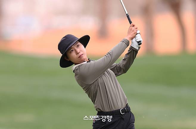 이소미가 지난 15일 사우디 아라비아 리야드의 리야드GC에서 열린 유럽여자프로골프투어(LET) PIF 사우디 레이디스 인터내셔널 최종라운드에서 우승자 지노 티띠꾼에 4타 뒤진 2위에 올랐다. 이소미가 선두에 나선 대회 1라운드 경기장면. ｜LET 홈페이지