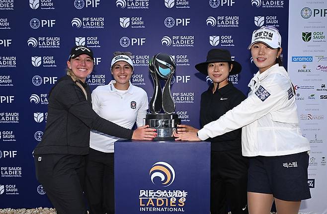 이소미(오른쪽 두 번째)가 지난 14일 LET PIF 사우디 레이디스 인터내셔널 2라운드 종료후 단체전 우승컵을 받고 김민선(오른쪽) 등 팀 동료들과 기념 촬영하고 있다. ｜LET 홈페이지