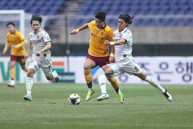 광주FC 공격수 박인혁이 15일 홈에서 열린 수원FC와의 K리그1 2025시즌 개막전에서 최규백과 볼을 다투고 있다. 프로축구연맹 제공