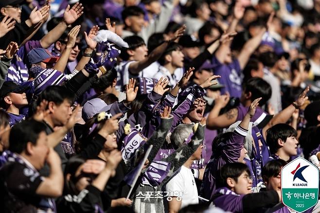 FC 안양 서포터스들이 울산 HD와의 원정 개막전을 찾아 응워전을 펼치고 있다. 프로축구연맹 제공
