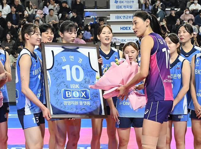 흥국생명 김연경이 16일 경기 화성종합체육관에서 열린 도드람 2024~2025 V리그 여자부 IBK기업은행과 경기에서 IBK기업은행 선수들로부터 기념품을 받고 있다.   한국배구연맹 제공