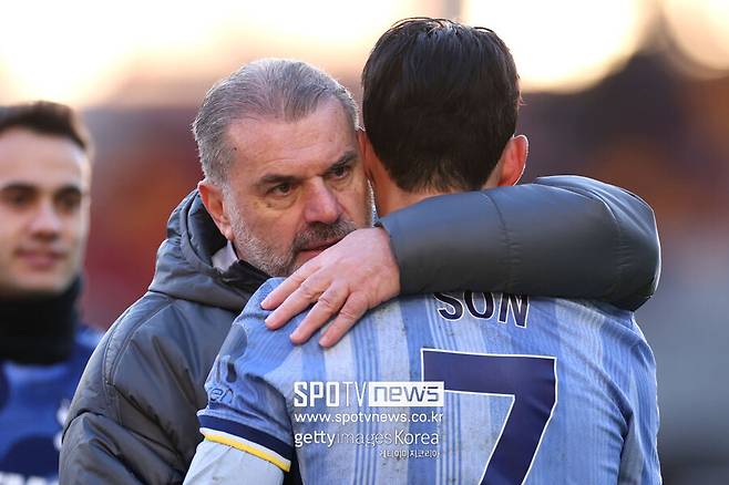 ▲ 손흥민은 현재 토트넘 이적 후 가장 힘든 시기를 보내고 있다. 하지만 포스테코글루 감독과 팀 동료들은 그를 변함없는 리더로 신뢰하고 있다. 태업설과 방출설 같은 주장은 현실과 동떨어진 억측에 불과하다.&nbsp;포스테코글루 감독의 말처럼 손흥민은 팀을 하나로 모으기 위해 헌신하고 있다.&nbsp;