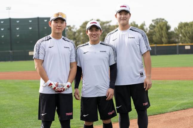 왼쪽부터 이주헌, 최원영, 문정빈이 최근 미국 애리조나주 스코츠데일 인디언스쿨파크 야구장에서 진행 중인 2025 LG 스프링캠프에서 미소 짓고 있다. /사진=LG 트윈스 제공