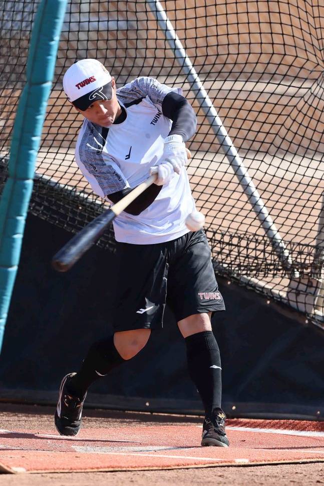 LG 최원영이 최근 미국 애리조나주 스코츠데일 인디언스쿨파크 야구장에서 진행 중인 2025 LG 스프링캠프에서 타격 훈련을 하고 있다. /사진=LG 트윈스 제공