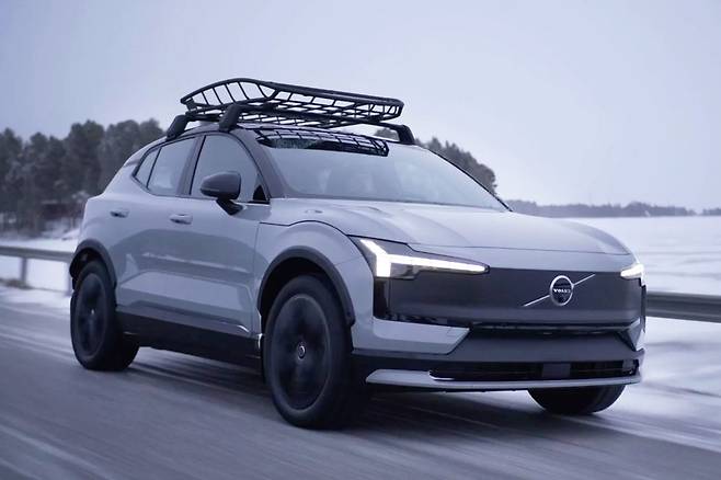 볼보 EX30 크로스 컨트리