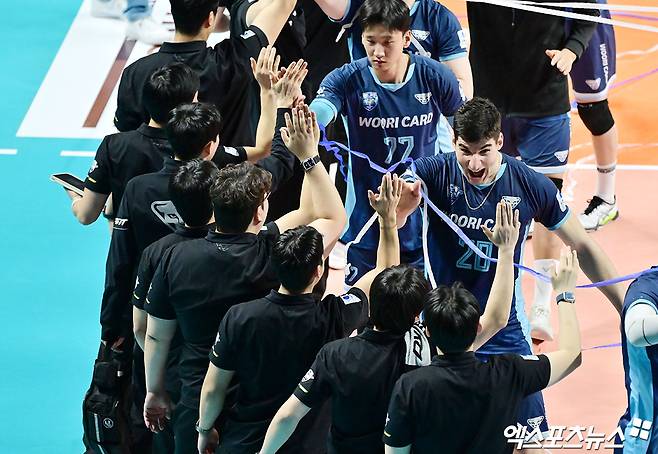 12일 오후 서울 장충체육관에서 열린 ‘도드람 2024-2025 V-리그’ 우리카드와 한국전력의 경기, 우리카드가 한국전력에 세트스코어 3:1(25-19, 19-25, 25-21, 26-24)로 승리했다.  이날 경기에서 승리한 우리카드 선수들이 기뻐하고 있다. 엑스포츠뉴스 DB