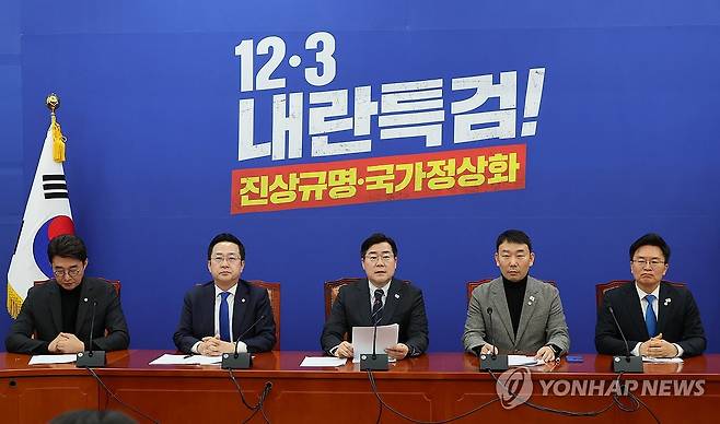 박찬대 원내대표 기자간담회 (서울=연합뉴스) 김주성 기자 = 더불어민주당 박찬대 원내대표가 16일 서울 여의도 국회에서 기자간담회를 열고 최근 공개된 '노상원 수첩'의 의미와 김건희 여사의 비상계엄 개입 정황 등에 대해 발언하고 있다. 2025.2.16 utzza@yna.co.kr