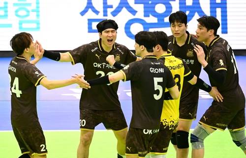 득점 후 기뻐하는 OK저축은행 선수들 [한국배구연맹 제공. 재판매 및 DB 금지]