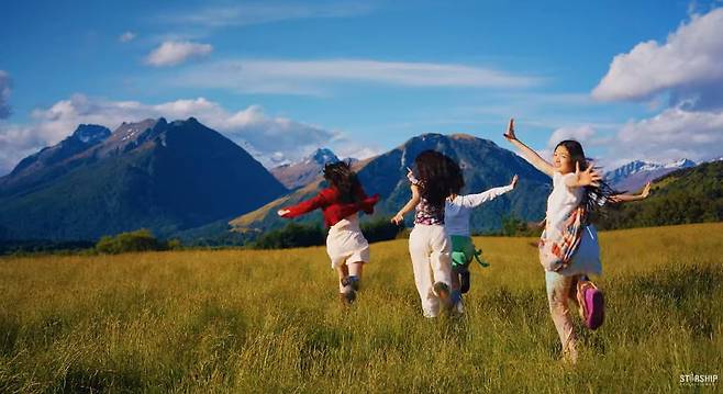 사진=스타쉽 공식 유튜브 'KiiiKiii 키키 'I DO ME' MV' 갈무리