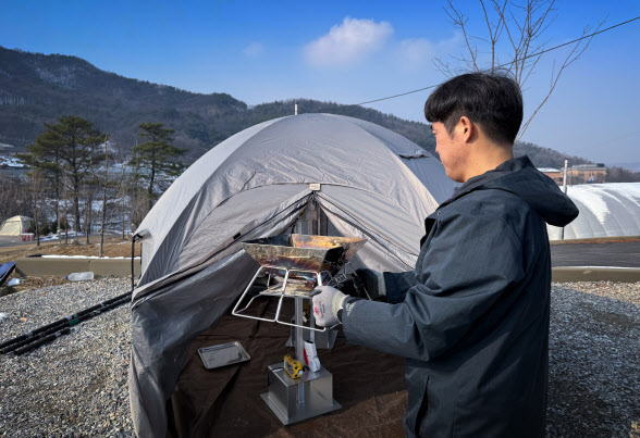 전용태 국립소방연구원 선임연구원이 캠핑 유형·난방기기별 가스중독 위험성 실증을 위한 실험을 실시하고 있다. (사진=소방청)